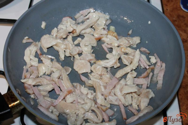 Фото приготовление рецепта: Фасоль с беконом и куриным филе тушеная в соевом соусе шаг №4