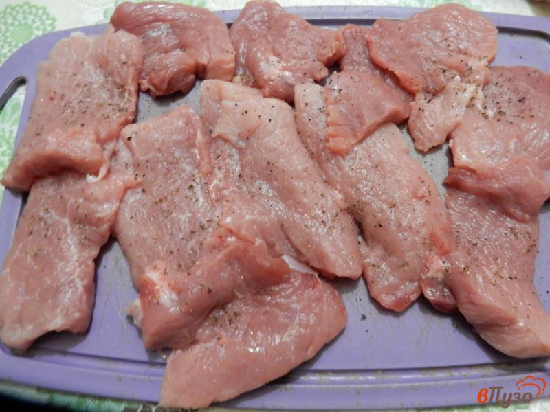 Фото приготовление рецепта: Свинина в сметане с помидорами черри шаг №2
