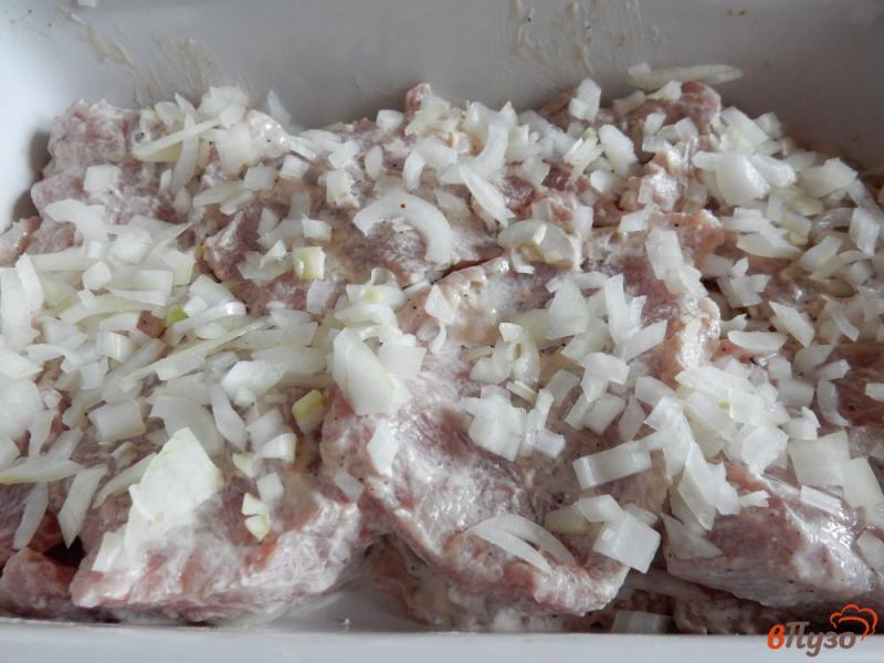 Фото приготовление рецепта: Свинина в сметане с помидорами черри шаг №6