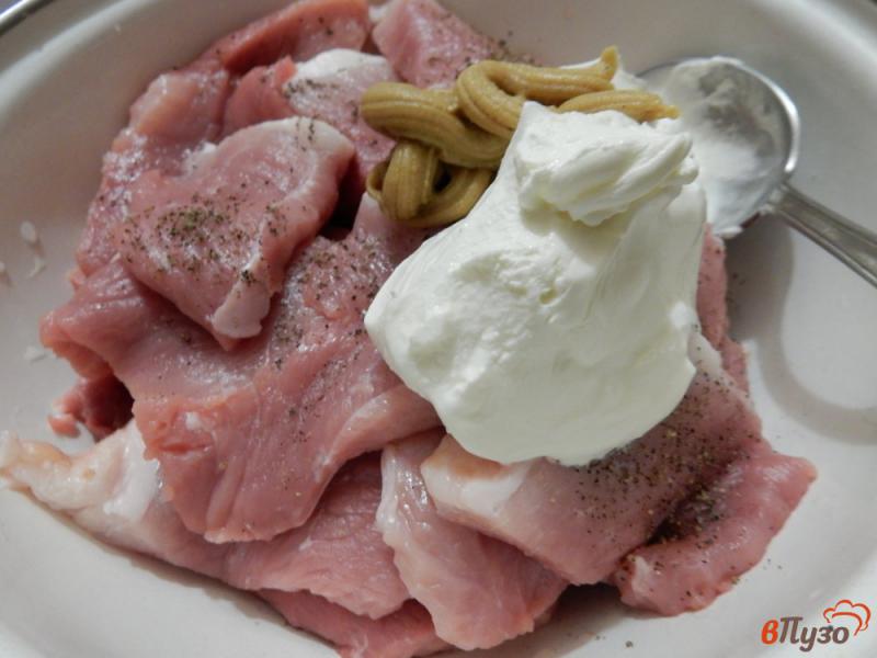 Фото приготовление рецепта: Свинина в сметане с помидорами черри шаг №3