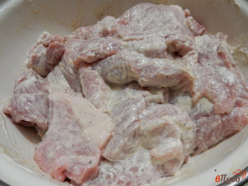 Фото приготовление рецепта: Свинина в сметане с помидорами черри шаг №4