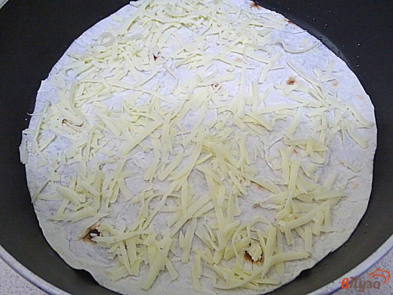 Фото приготовление рецепта: Пирог из лаваша с яйцами и сосисками шаг №7