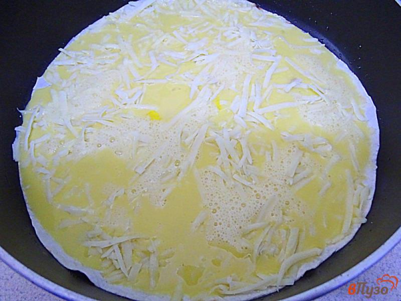 Фото приготовление рецепта: Пирог из лаваша с яйцами и сосисками шаг №8