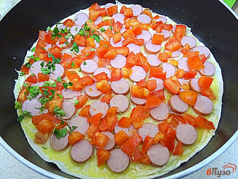 Фото приготовление рецепта: Пирог из лаваша с яйцами и сосисками шаг №10