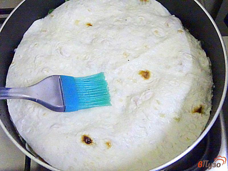Фото приготовление рецепта: Пирог из лаваша с яйцами и сосисками шаг №12