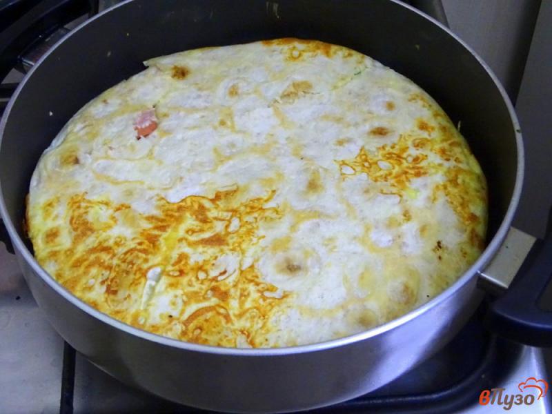 Фото приготовление рецепта: Пирог из лаваша с яйцами и сосисками шаг №13