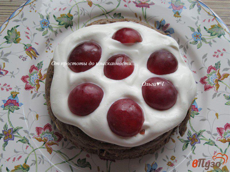 Фото приготовление рецепта: Торт без сахара или Шоколадно-сливочный торт с виноградом шаг №7