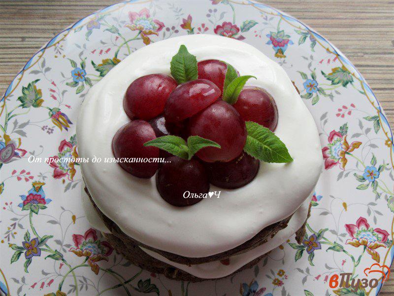 Фото приготовление рецепта: Торт без сахара или Шоколадно-сливочный торт с виноградом шаг №8