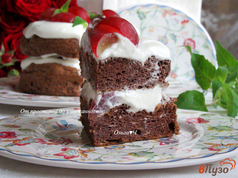 Фото приготовление рецепта: Торт без сахара или Шоколадно-сливочный торт с виноградом шаг №10