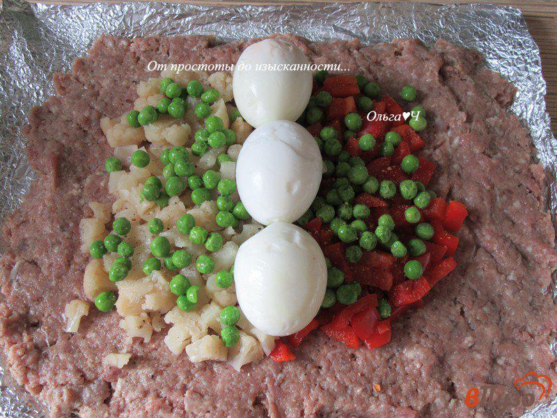 Фото приготовление рецепта: Мясной рулет с яйцами и овощами «Дальян кёфте» шаг №3