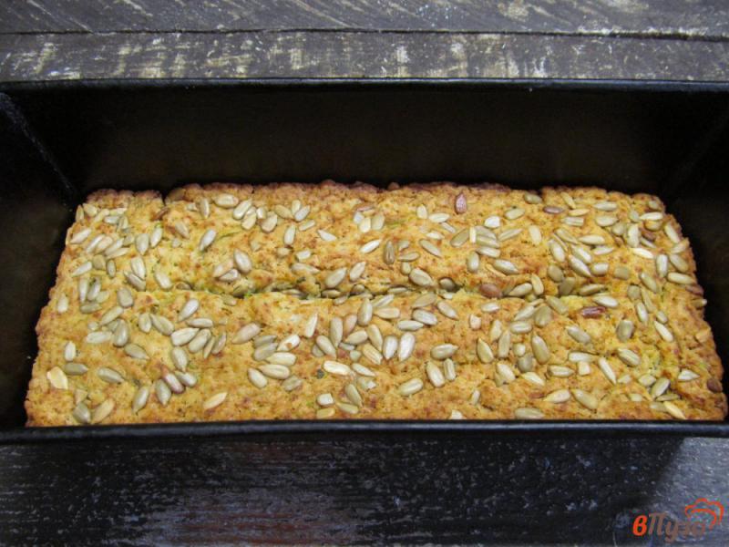 Фото приготовление рецепта: Веганский хлеб с кабачком шаг №7