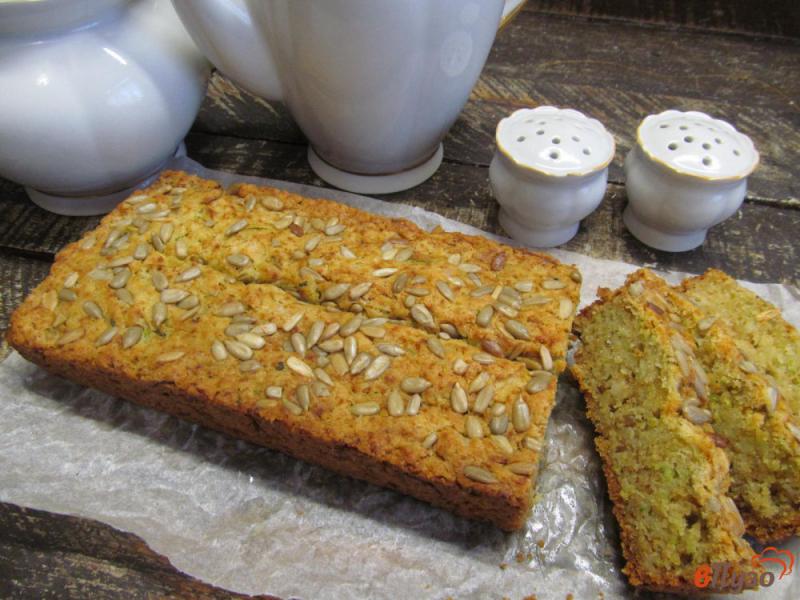 Фото приготовление рецепта: Веганский хлеб с кабачком шаг №9