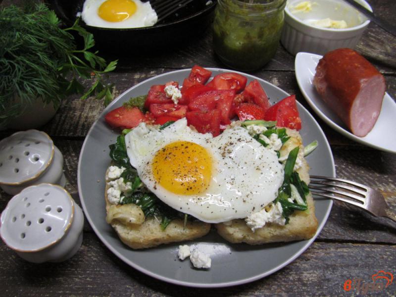 Фото приготовление рецепта: Тосты с шпинатным творогом и яйцом шаг №9