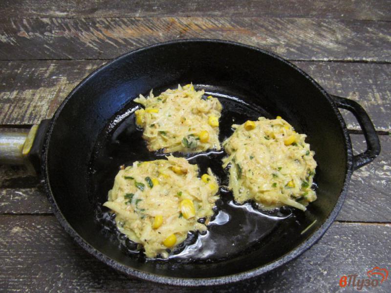 Фото приготовление рецепта: Картофельные оладьи с кукурузой шаг №6