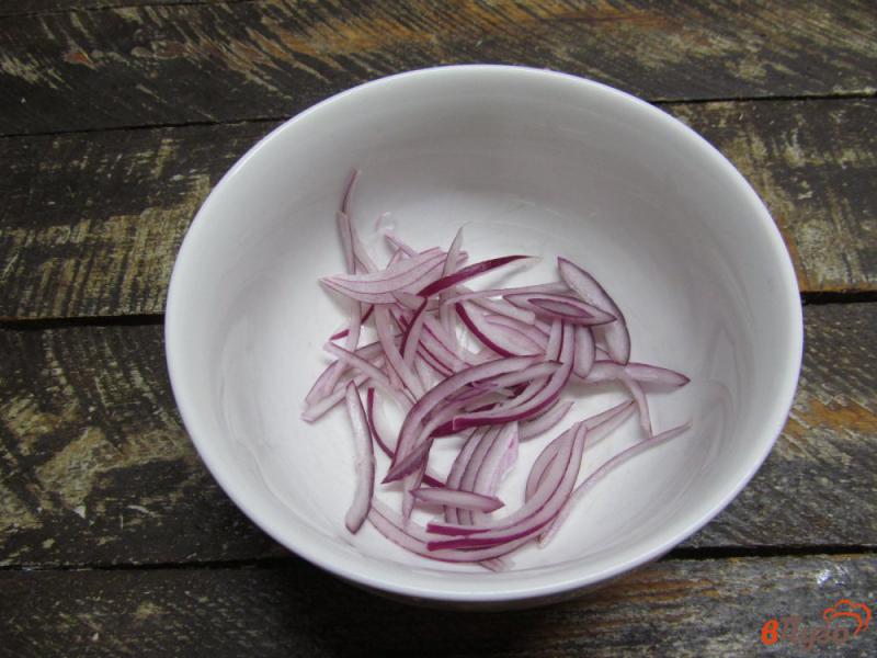 Фото приготовление рецепта: Салат из замороженной стручковой фасоли и свежих овощей шаг №1