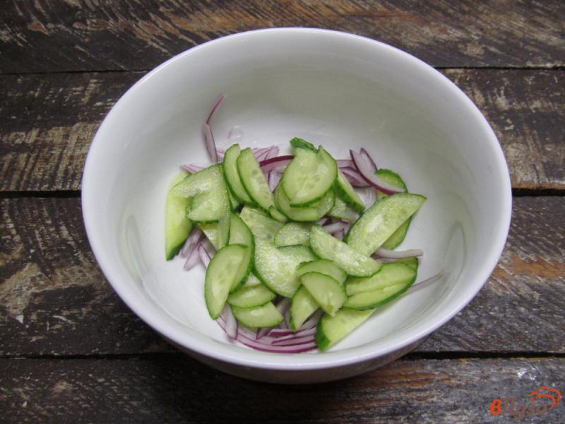 Фото приготовление рецепта: Салат из замороженной стручковой фасоли и свежих овощей шаг №2