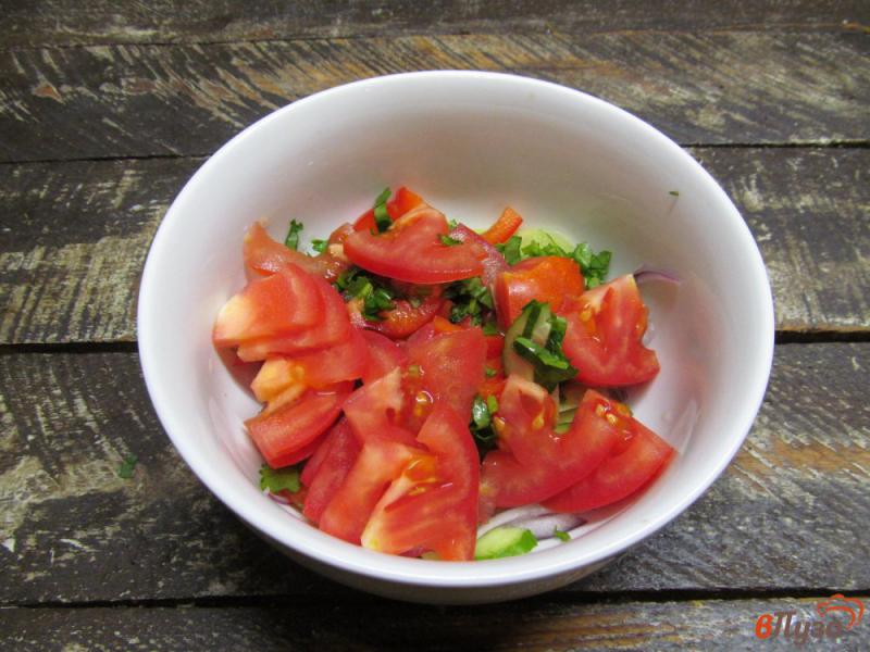 Фото приготовление рецепта: Салат из замороженной стручковой фасоли и свежих овощей шаг №5