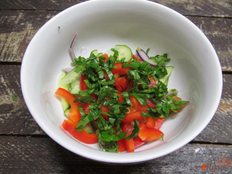 Фото приготовление рецепта: Салат из замороженной стручковой фасоли и свежих овощей шаг №4