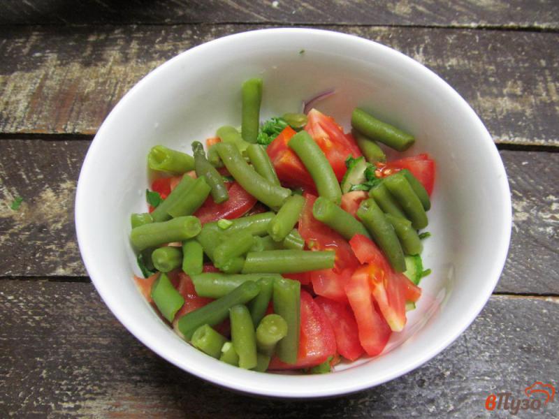 Фото приготовление рецепта: Салат из замороженной стручковой фасоли и свежих овощей шаг №6