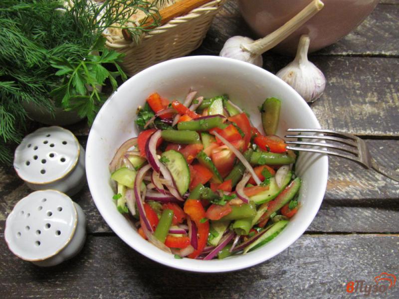 Фото приготовление рецепта: Салат из замороженной стручковой фасоли и свежих овощей шаг №8