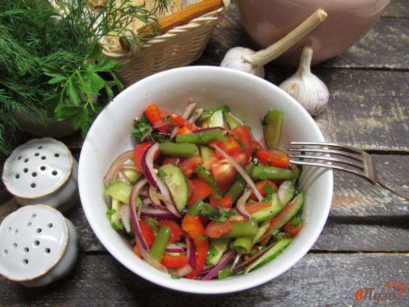 Фото приготовление рецепта: Салат из замороженной стручковой фасоли и свежих овощей шаг №9