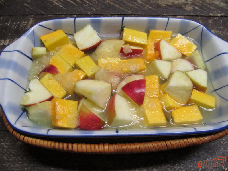Фото приготовление рецепта: Десерт из тыквы и яблока в соке ананаса шаг №3