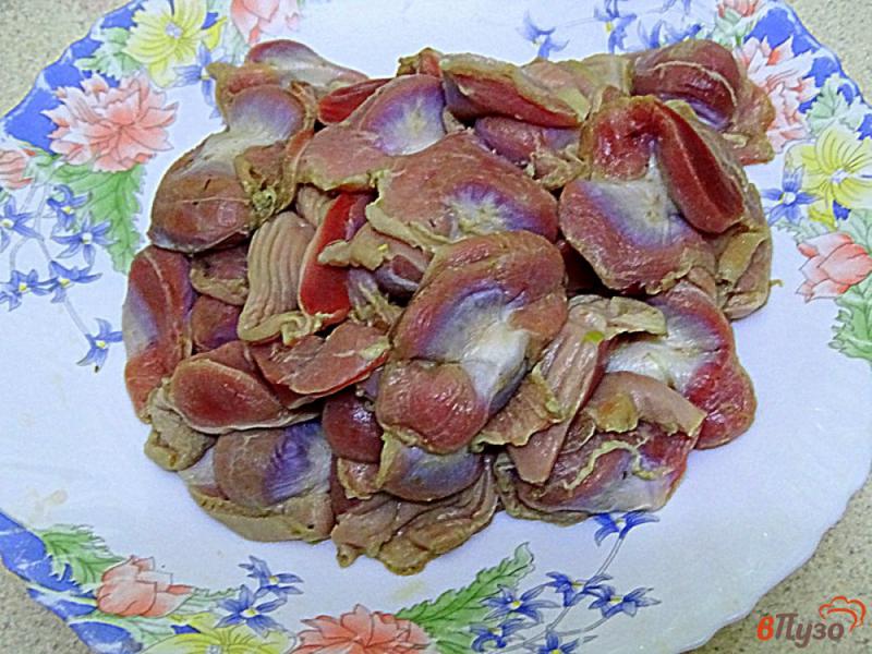 Фото приготовление рецепта: Куриные желудки с овощами шаг №2
