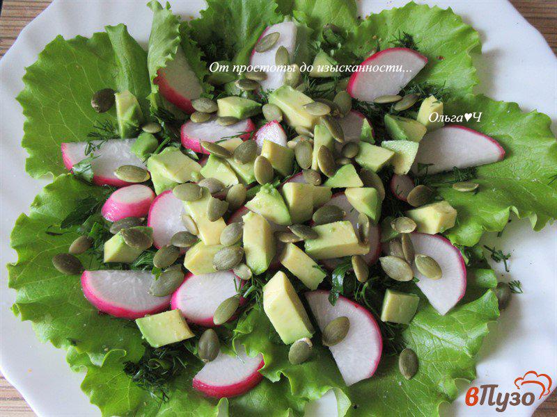 Фото приготовление рецепта: Зеленый салат с редисом шаг №4