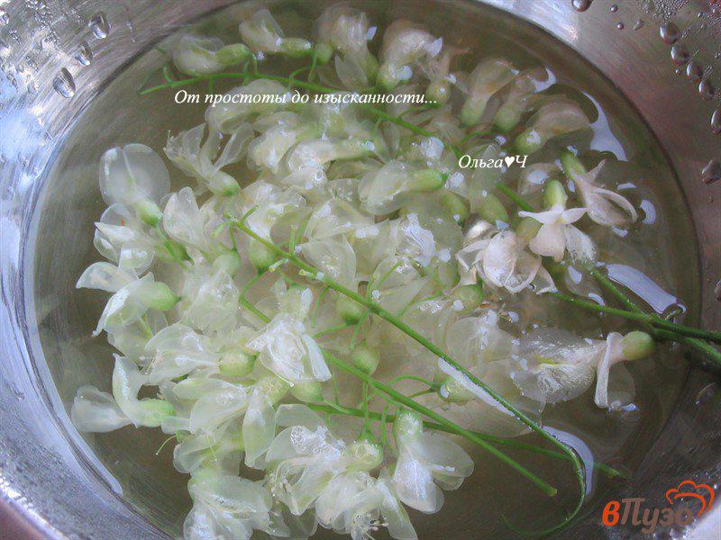 Фото приготовление рецепта: Желе из цветков акации шаг №2