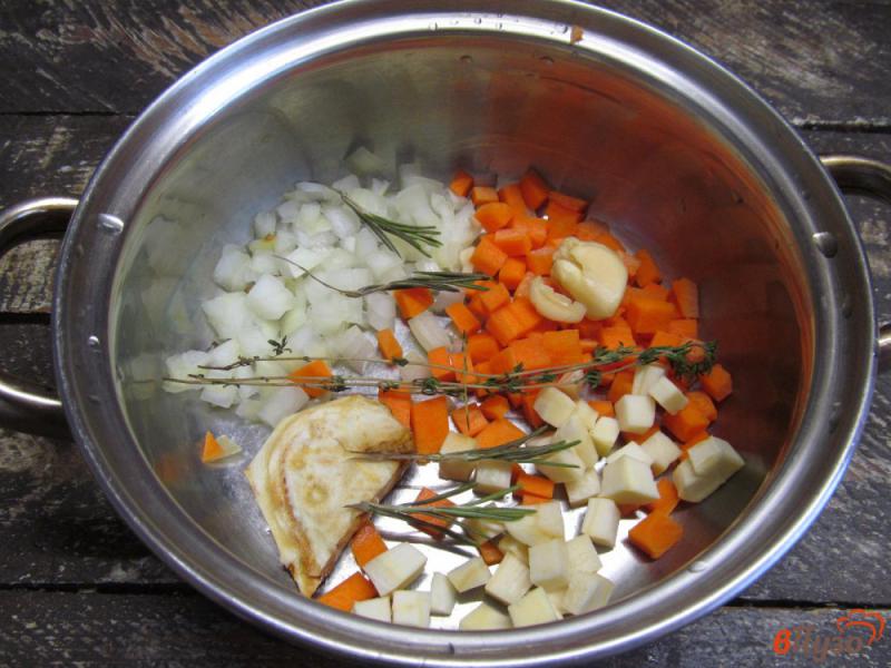 Фото приготовление рецепта: Сливочный суп с кукурузой и горошком шаг №1