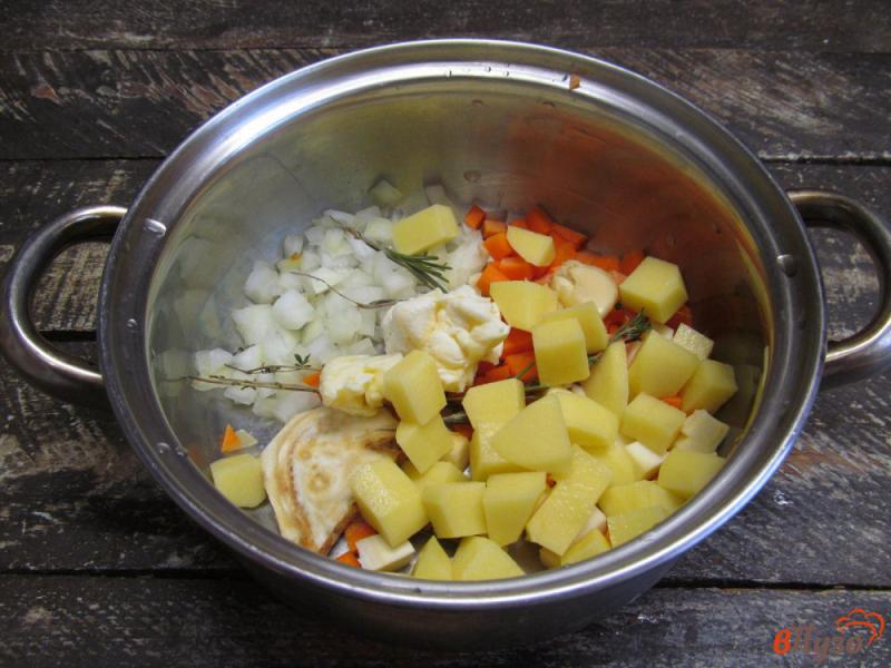 Фото приготовление рецепта: Сливочный суп с кукурузой и горошком шаг №2
