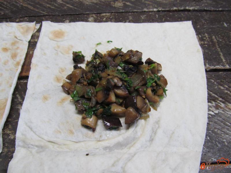 Фото приготовление рецепта: Пирожки из лаваша с грибами и баклажаном шаг №5