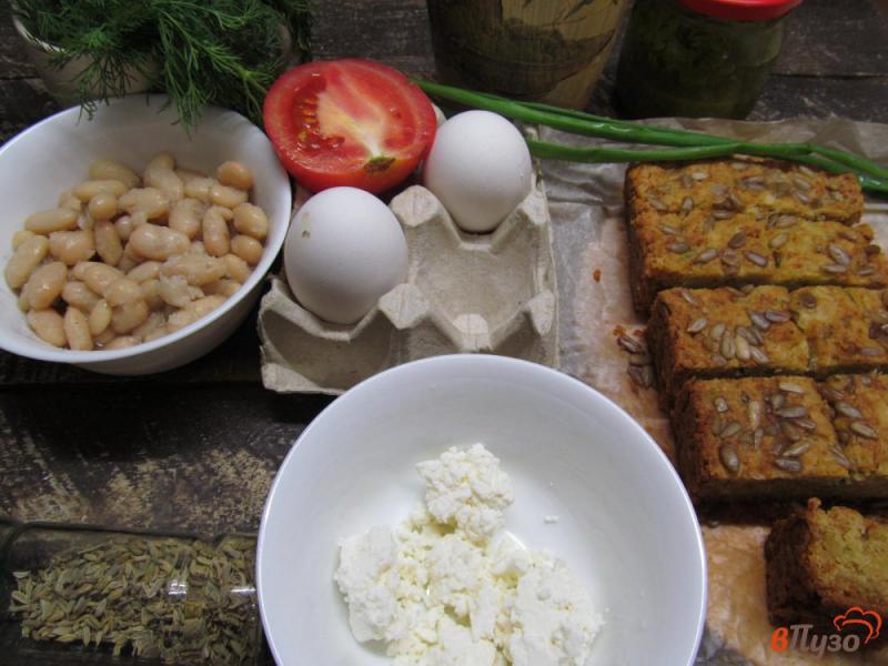 Фото приготовление рецепта: Яичница с фасолью и тостами с творогом шаг №1