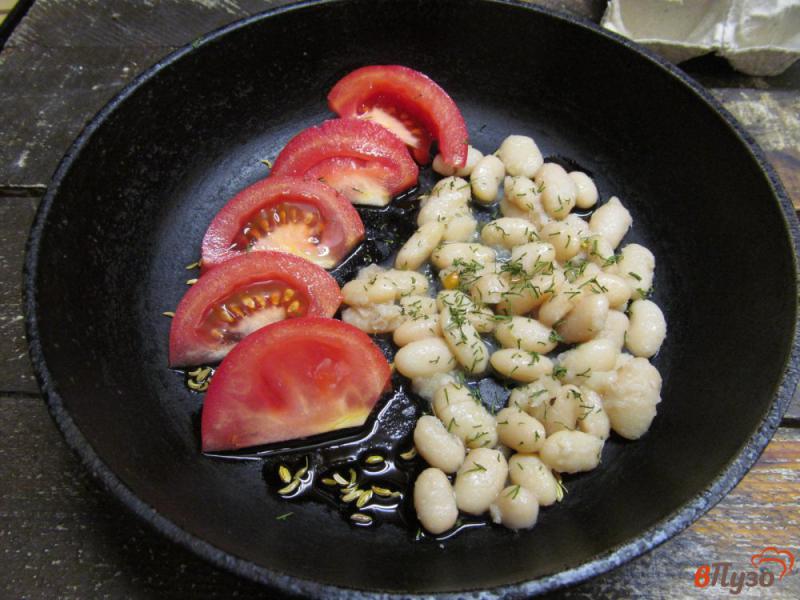 Фото приготовление рецепта: Яичница с фасолью и тостами с творогом шаг №4