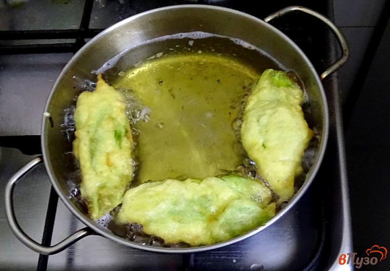 Фото приготовление рецепта: Листья капусты в кляре шаг №9