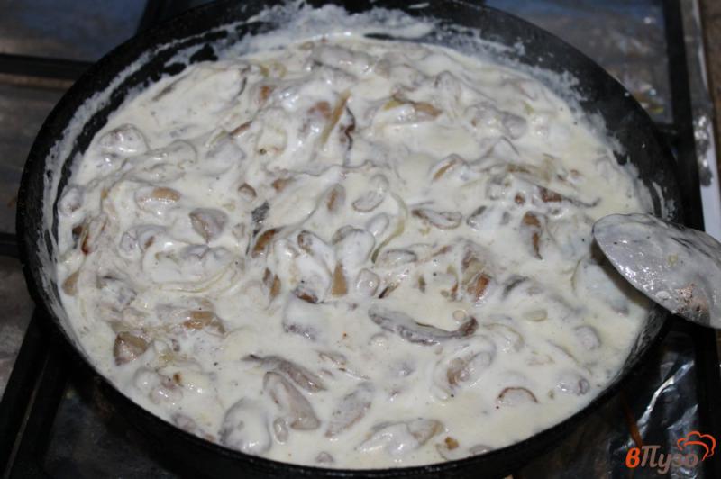 Фото приготовление рецепта: Польские и белые грибы с луком в сметане шаг №6