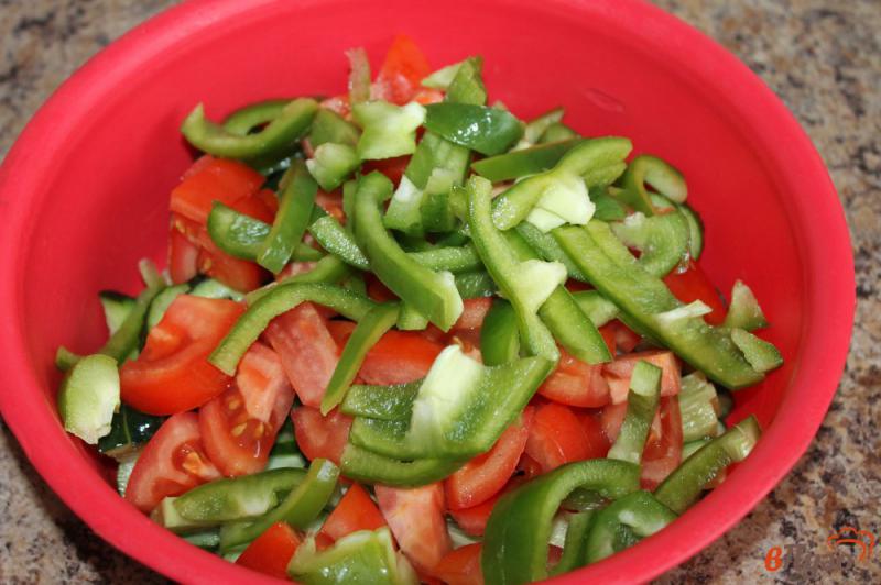Фото приготовление рецепта: Овощной салат с оливками шаг №4