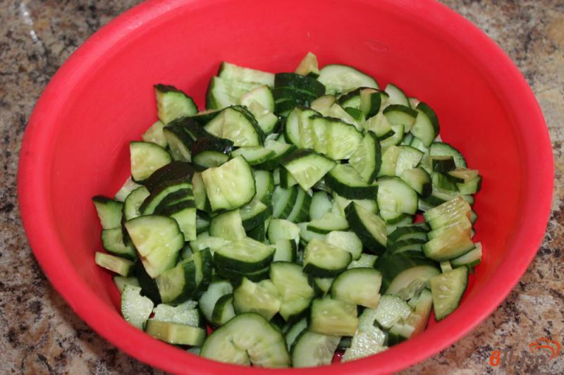 Фото приготовление рецепта: Овощной салат с оливками шаг №2