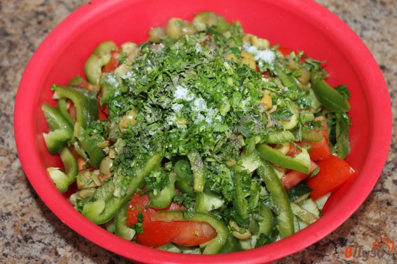 Фото приготовление рецепта: Овощной салат с оливками шаг №6