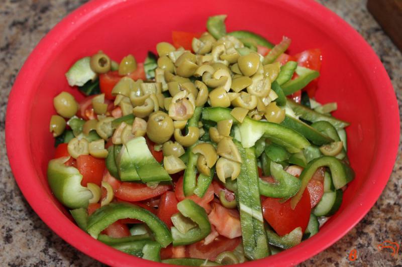 Фото приготовление рецепта: Овощной салат с оливками шаг №5