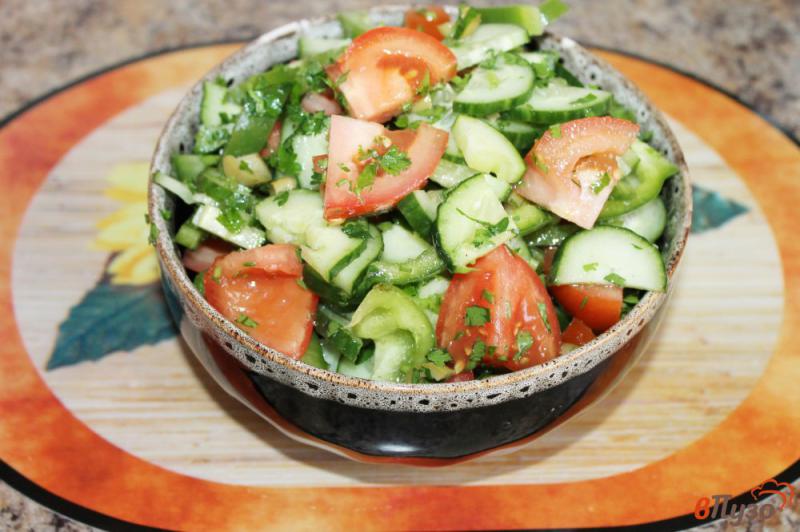 Фото приготовление рецепта: Овощной салат с оливками шаг №7