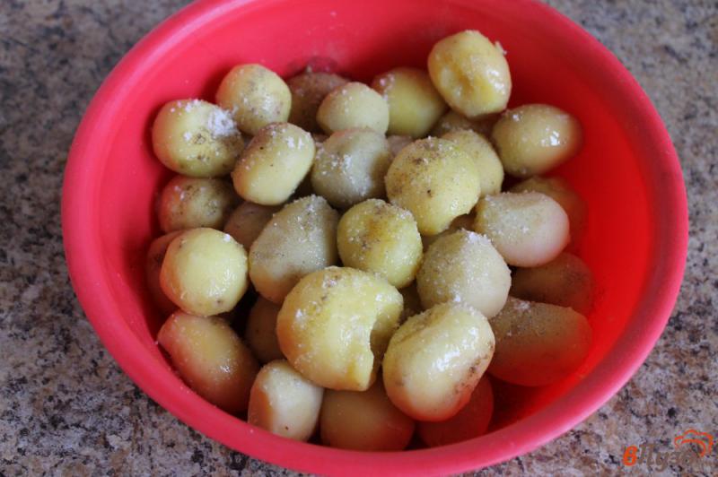 Фото приготовление рецепта: Картофель жареный целиком с луком и чесноком шаг №2