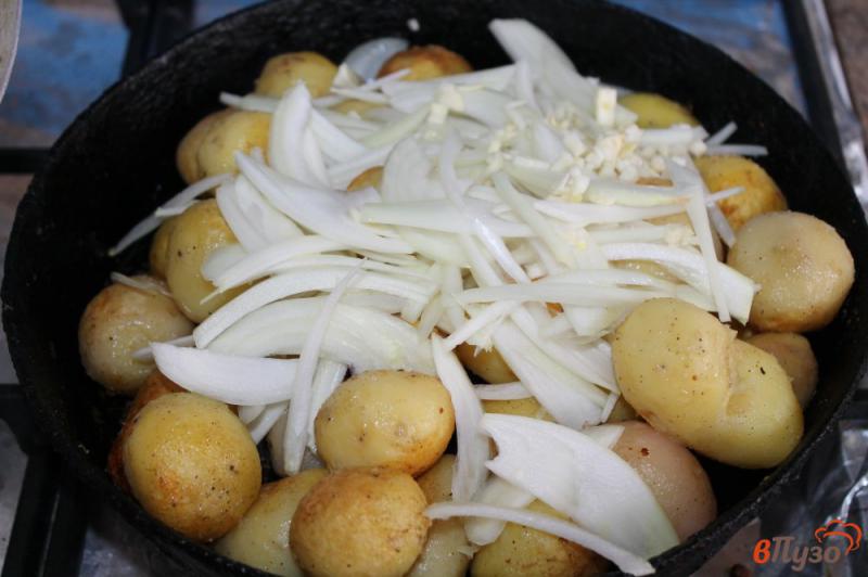 Фото приготовление рецепта: Картофель жареный целиком с луком и чесноком шаг №4