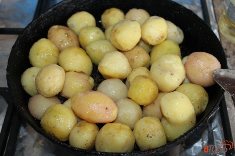 Фото приготовление рецепта: Картофель жареный целиком с луком и чесноком шаг №3