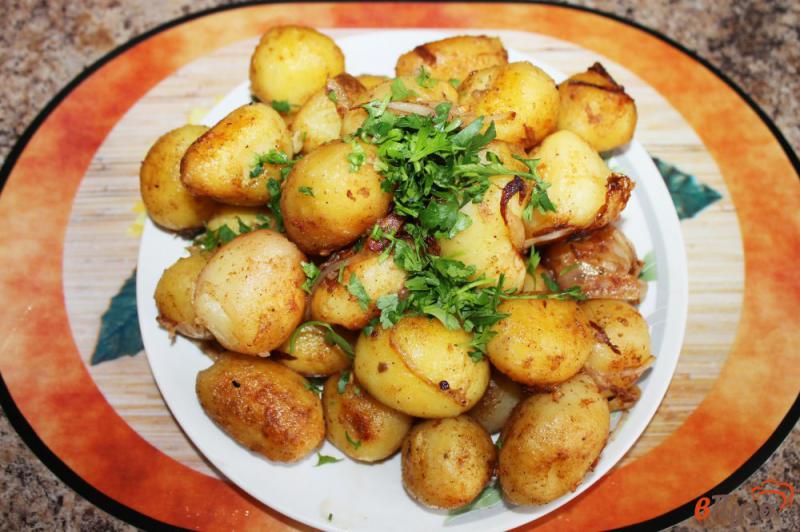 Фото приготовление рецепта: Картофель жареный целиком с луком и чесноком шаг №5