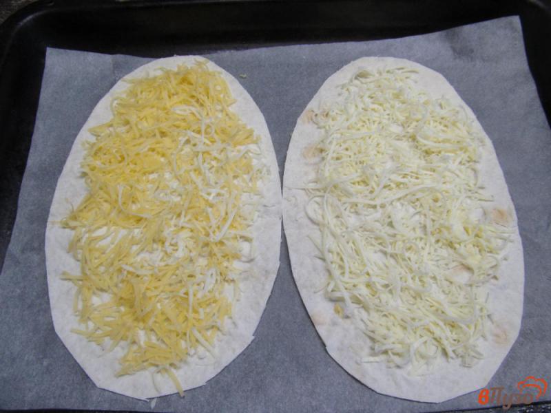 Фото приготовление рецепта: Сырные лепешки с сальсой из огурца и помидора шаг №2