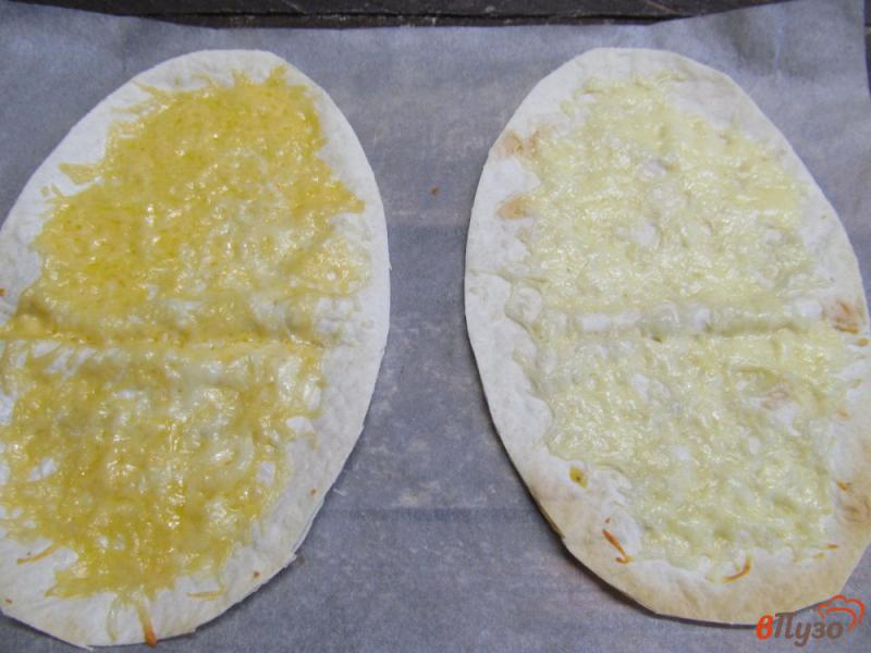 Фото приготовление рецепта: Сырные лепешки с сальсой из огурца и помидора шаг №3