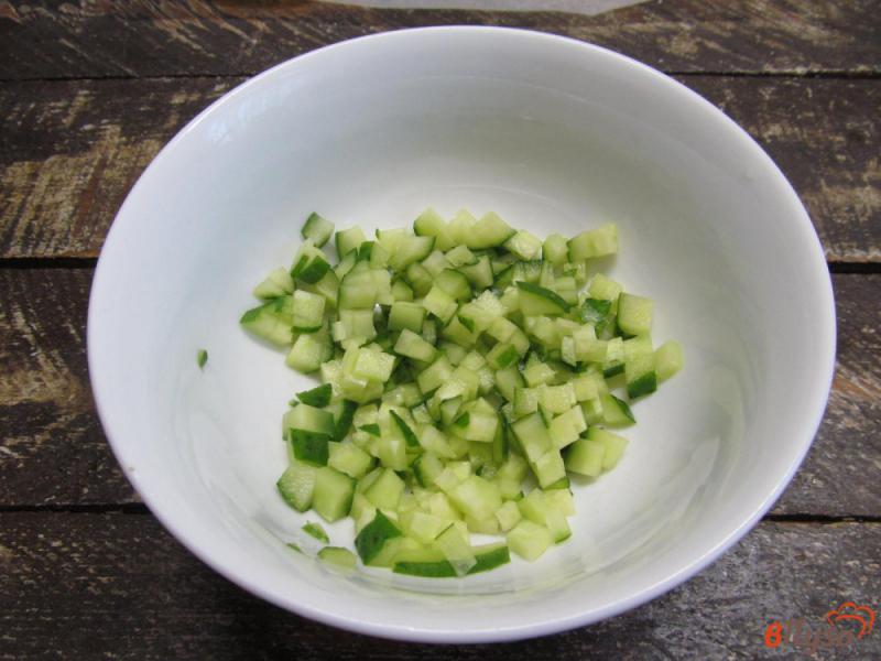 Фото приготовление рецепта: Сырные лепешки с сальсой из огурца и помидора шаг №4
