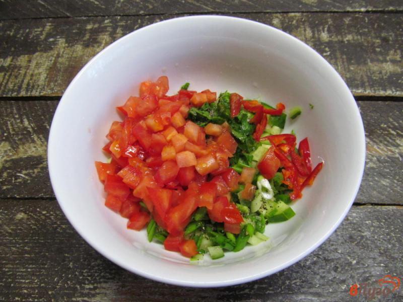 Фото приготовление рецепта: Сырные лепешки с сальсой из огурца и помидора шаг №6