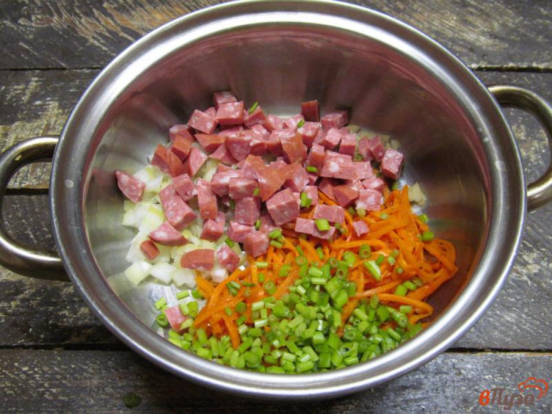 Фото приготовление рецепта: Фасолевый суп с колбасой и щавелем шаг №2